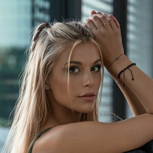 Anna Hamannova 0012