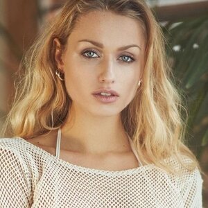 Emilia Jung 0015