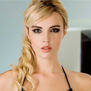 Lynneke Van Den Heuvel 0009