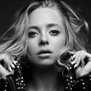 Portia Doubleday 0014